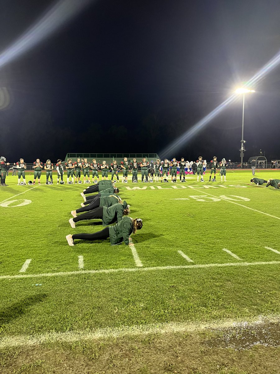 Homecoming victory for <a href="/SCHSWildcatFb/">Wildcat Football</a> over Columbia!  Got to love victory pushups from the <a href="/salemcatscheer/">Wildcat Cheerleaders</a>.
#SalemWildcatPride