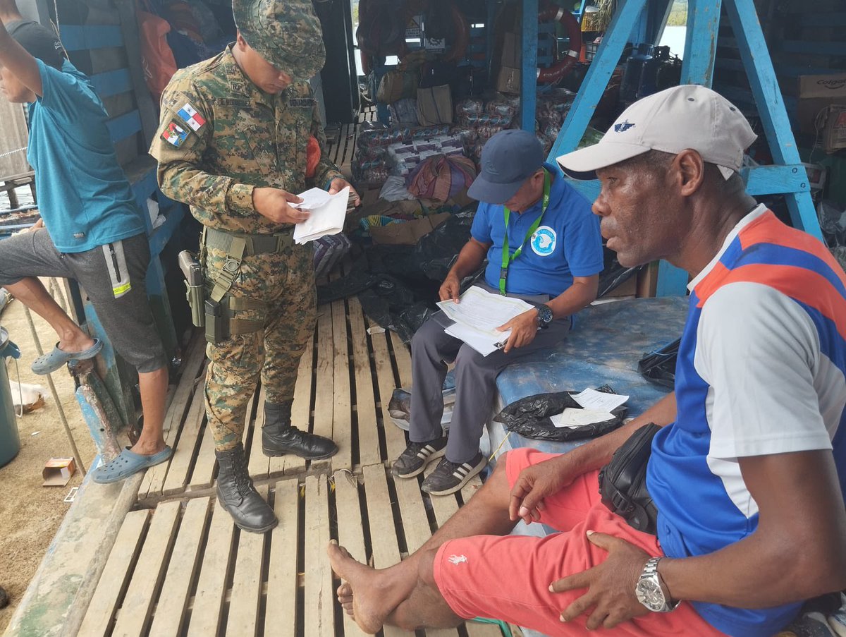 senafrontpanama's tweet photo. Unidades del #BATUS, en colaboración con @MINSAPma, realizaron verificaciones de embarcaciones, documentos y mercancías en la Comarca Guna Yala para garantizar el cumplimiento de las normas establecidas y operativas. https://t.co/MNv22Bfndu