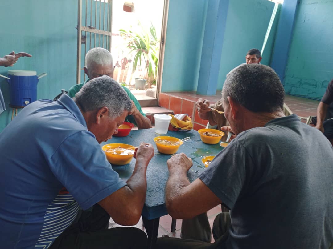 wuihelm24's tweet photo. Con amor y dedicación, la Casa del Adulto Mayor acoge a más de 200 abuelos para que disfruten de su merecido almuerzo en la Casa de Alimentación Elia Herrera.

Para nuestra administración, es un honor poder servir y cuidar de nuestros adultos mayores.

#ElEsequiboSeDefiende https://t.co/twQqiJjdzX