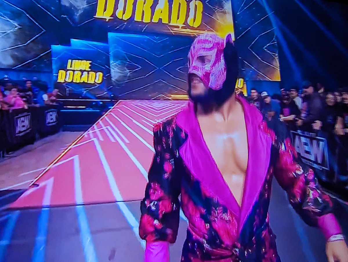 #LinceDorado makes his #AEW debut 

#AEWRampage