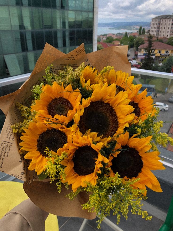 sunflowerchives's tweet photo. embracing happy vibes 🌻 https://t.co/aiN3W2eqeo