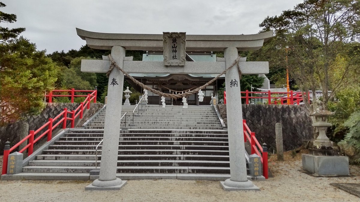 Choppar11's tweet photo. 今日は佐賀県唐津市の鏡山稲荷神社⛩️へ。皇紀860年（西暦200年）、第14代仲哀天皇妃である神功皇后が三韓征伐の時に鏡山に登り戦勝祈願したことにより創建されたと伝えられます。近くにも幾つか稲荷神社がありました。珍しいですね🤭＃鏡山稲荷神社　#神社 https://t.co/PVkVl3yQZ6