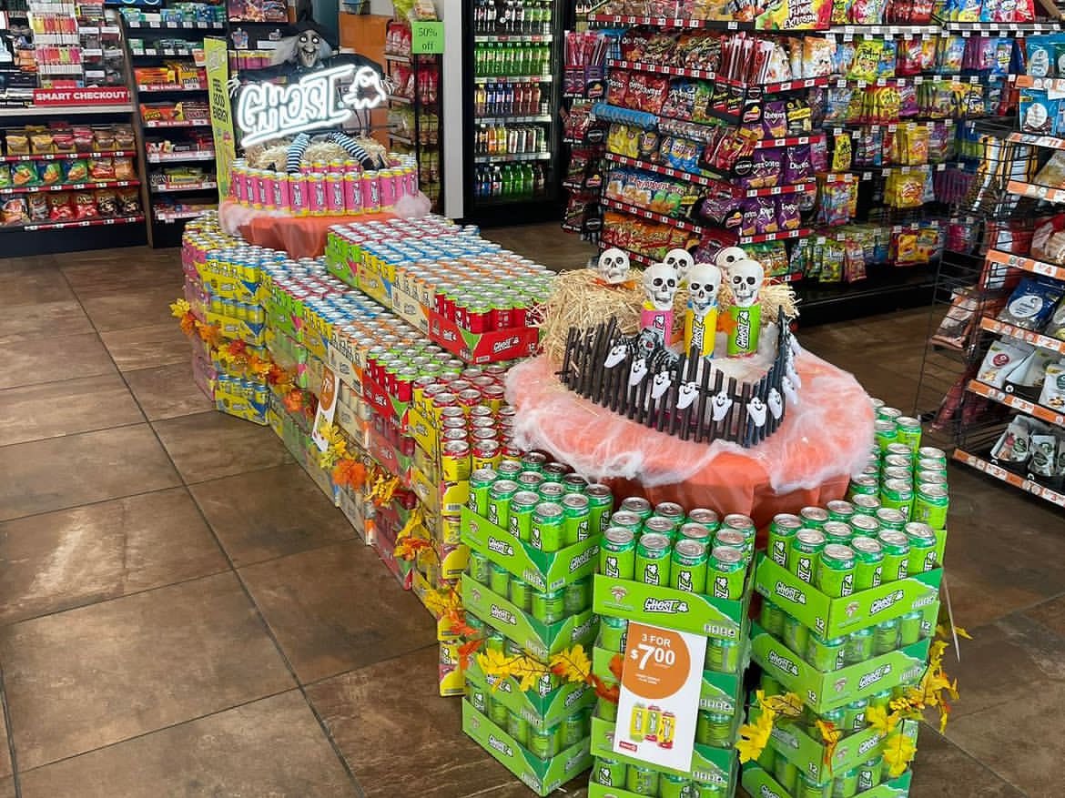 guhlo's tweet photo. The team at @KingBeverage securing floor space for @GhostLifestyle https://t.co/aT7fsbv7Uv
