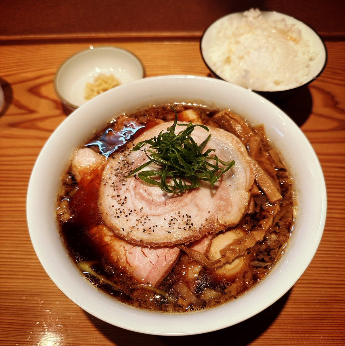 らぁめん 鴇@神奈川県藤沢市
限定  ニボブタブラック
生姜
豚チャーシュー
半めし

定訪です✨

コレハァ！(*ˊ˘ˋ*)
飲み干すべき逸杯🍜

玉ねぎのシャキシャキ🧅
黒胡椒のピリリとしたのど越し
太ちぢれ麺も美味い！！

ご馳走様でした！🙏

#らぁめん鴇
#ニボブタブラック