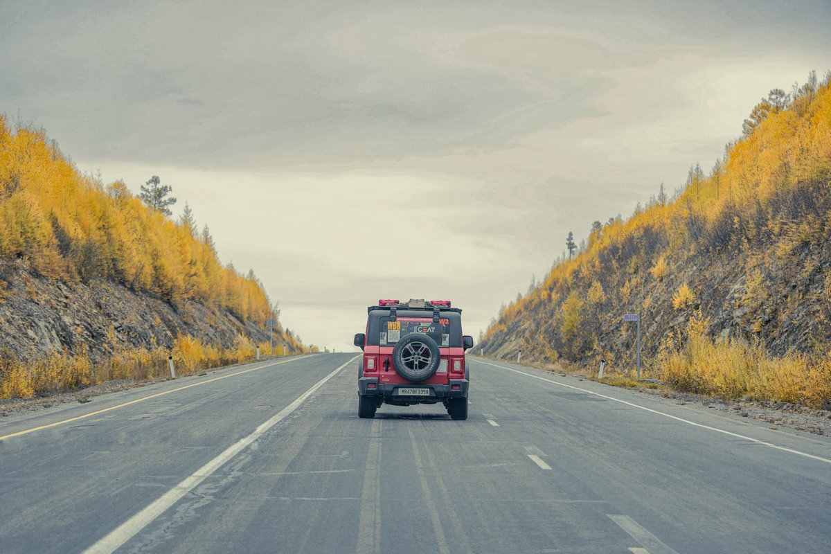 wbbxol's tweet photo. No cafes or vehicles for long stretches to Yakutsk. The monotony of the drive was broken by a few bends and the odd deviation for some road work. Patches of gravel and uneven roads with potholes made the drive interesting, especially for manual drive vehicles! #RoadtoSiberia https://t.co/lzkcmNOCrH