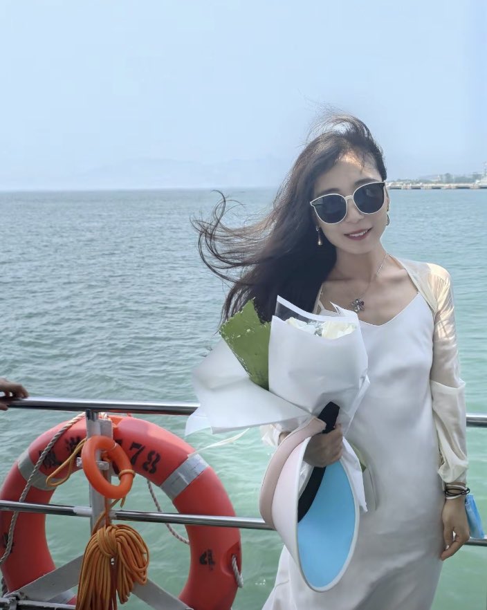 出去旅游很开心，在当地酒吧认识了个男生，手臂很粗。喝醉酒偷摸我的胸 捏我乳头，最后处罚游戏我要做在他身上摇。