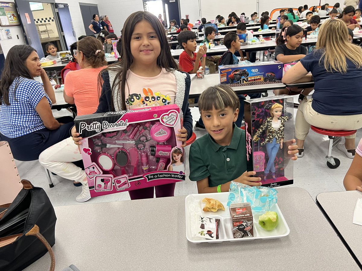 michellescorral's tweet photo. Humble and kind kiddos ❤️ These cuties earned a gift for showing up to Fall Intersession. However, the gifts they have, they chose for their little sisters. The love and kindness in their hearts to show their love to their sisters. @DouglassDragons @ELPASO_ISD 
#StrongerTogether https://t.co/h0AYJdXm4U
