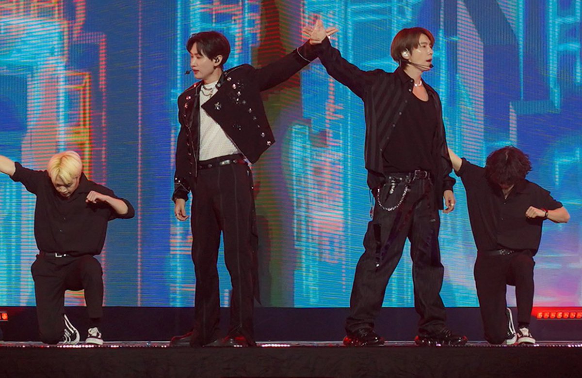 rrrr191817's tweet photo. It was a very wonderful day, Thank you super junior D&amp;E and ELF for this day🥹✨💙
#KCONSAUDIARABIA2023
#SuperJuniorinRiyadh
#ArabELF https://t.co/iGElBAL4jr