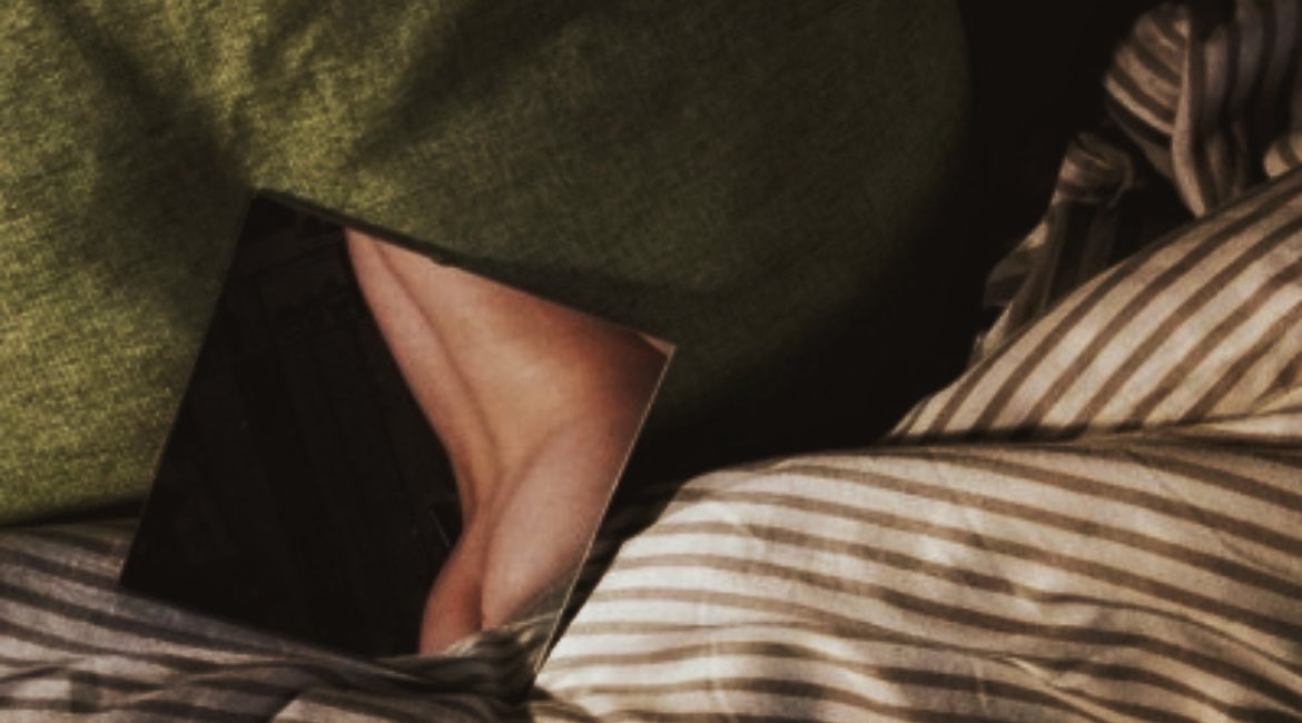 eiddets's tweet photo. steddie kinktober day five/six: 
edging &amp; ‘they aren’t even dating’ 
🎃🖤

[d/s dynamics]

listen—if you had told steve harrington a week prior that he’d be in between eddie munson’s legs, a camera pointed to his hand surrounding eddie’s cock—he would’ve thought you were crazy. https://t.co/vAh9vIKm8E