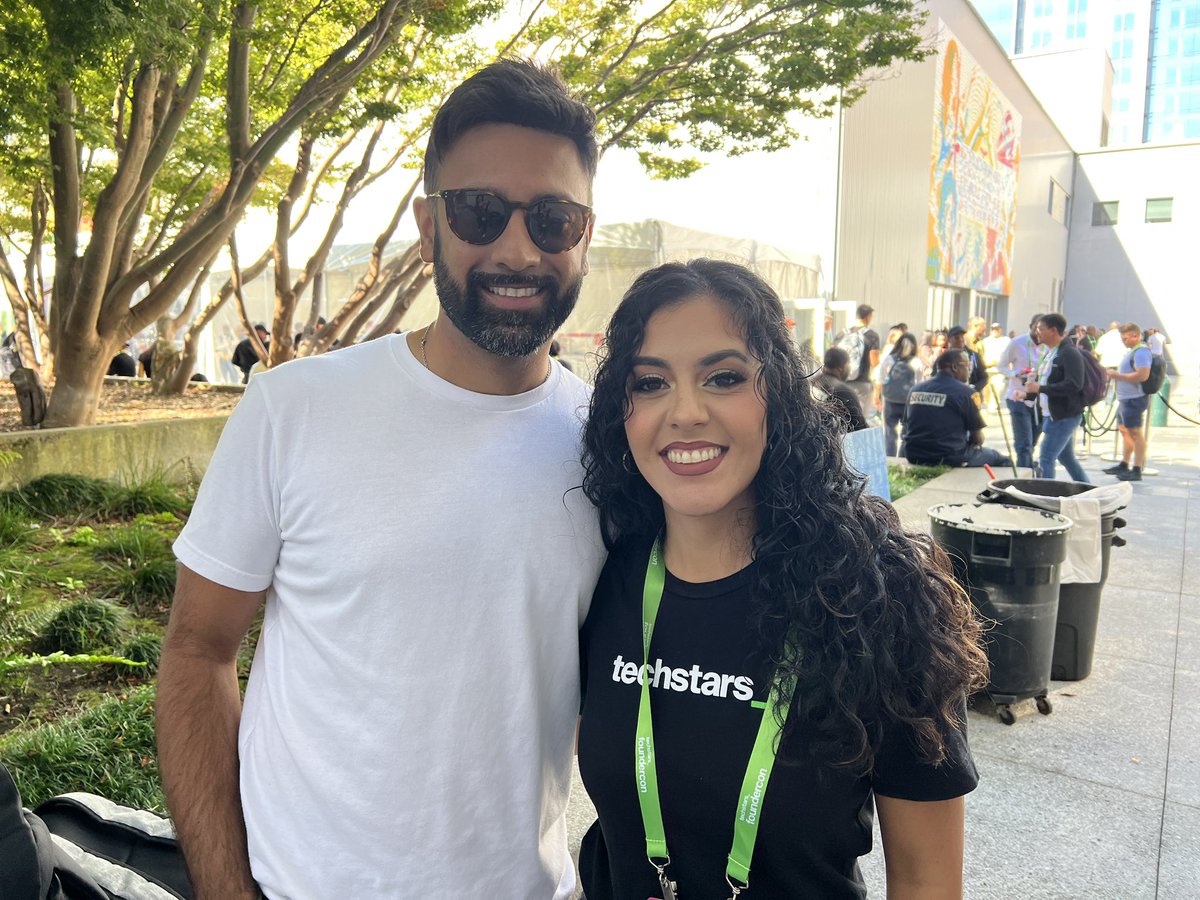 CorinaHierro's tweet photo. Guess who I saw at #foundercon @sabakarimm https://t.co/dNAmSjGlKs