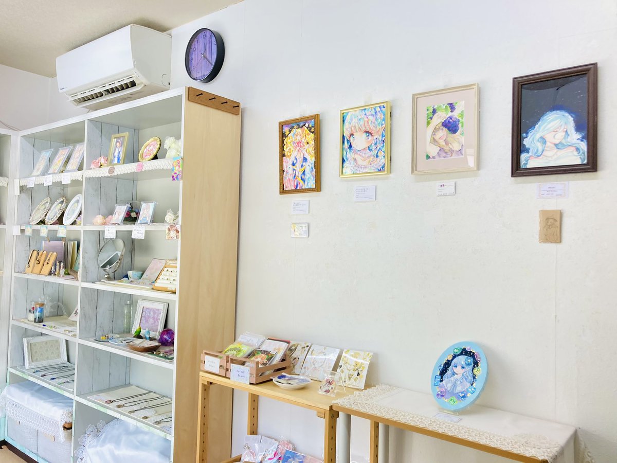 kamakuramona's tweet photo. 本日より鎌倉MONAではイラストの展示会【キラキラ展】がスタートしました✨🤗
素敵な18名の作家様の作品&amp;グッズを展示販売しております。
とても嬉しい事に作家様の作品をお迎え頂きましたので後ほどご報告致します🙇‍♀️🌟

#絵描きさんとつながりたい
#イラスト好きさんとつながりたい https://t.co/lWYLbsHQh6
