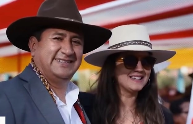 Para los que aun no lo recuerdan:
Lissette Páez Martínez es una médico odontóloga.
Ella es la esposa de Bladimiro Cerrón Rojas, y es de nacionalidad CUBANA.
... ¿¿¿Ya puedes intuir dónde se encuentra ahora el delincuente y prófugo Bladimiro Cerrón Rojas???...