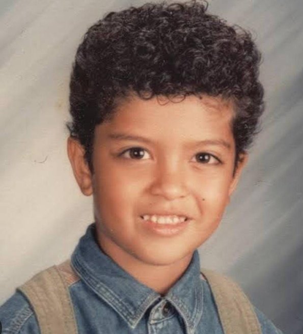 HooligansBlueG's tweet photo. Boa noite,BRUnitos sonhos a todos 💙 #hoolligansguittarblue 
#brunomars
#comebacktoBrazil
#bruninho
#PrinceofPop https://t.co/ehnOqwoUAw