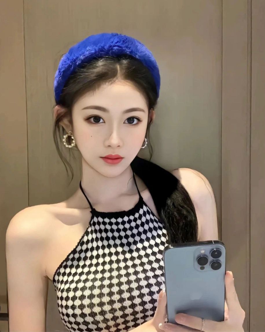 And the sunlight clasps the earth, And the moonbeams kiss the sea; What are all these kissings worth, If thou kiss not me.
#苏州模特 #上海大学生