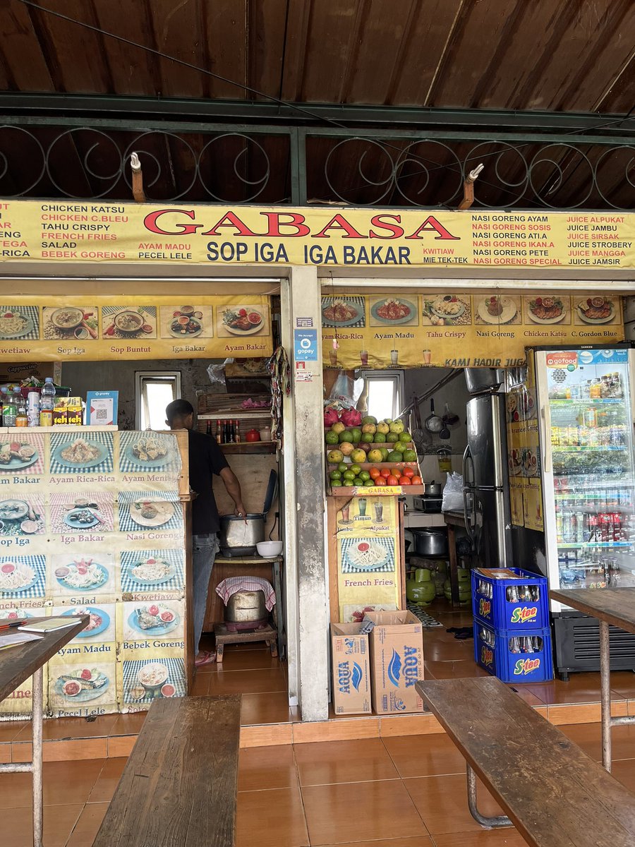 Sop iga bakarnya enak. Dagingnya empuk, kuah sopnya super gurih. Makan nasi pake kuah aja udah bikin pengen nambah mulu. Ada di kantin parkiran rs puri cinere nih 👌🏼