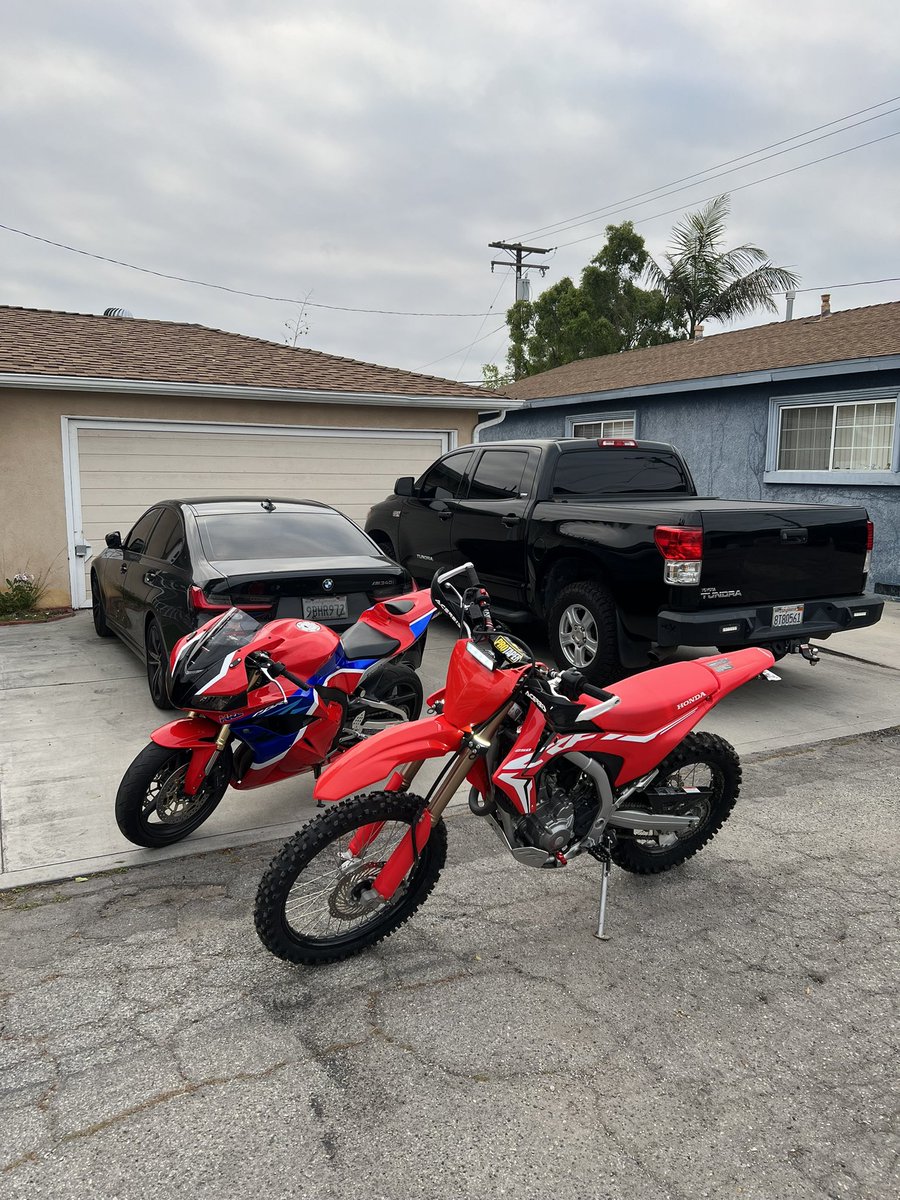 SteezyCesar's tweet photo. 2 many bikes https://t.co/qUGjnowmFz