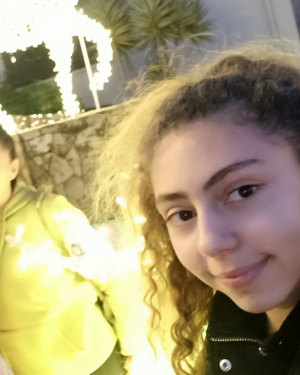 Bugün yine çok ağır, mezar taşları seçildi. Serin'imin mezar taşı, nasıl, nasıl olabilir? Serin gitmiş, tam 257. gündür gül kokulu kızım yok. Elimin ayağımın titremesinden,kalbimin sızısından yoruldum annem.
Sebep olan ahlaksızların ciğerleri sökülsün #isiasortakdavamız