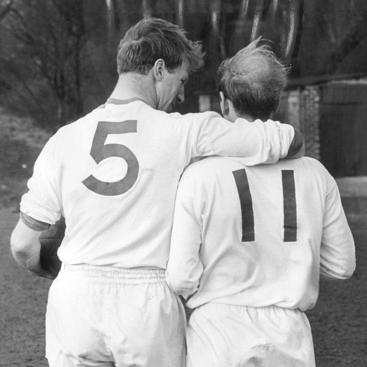 🤍 Everyone at #LUFC is deeply saddened to learn of the passing of Sir Bobby Charlton. Our thoughts and condolences are with his family and friends at this sad time. RIP Sir Bobby