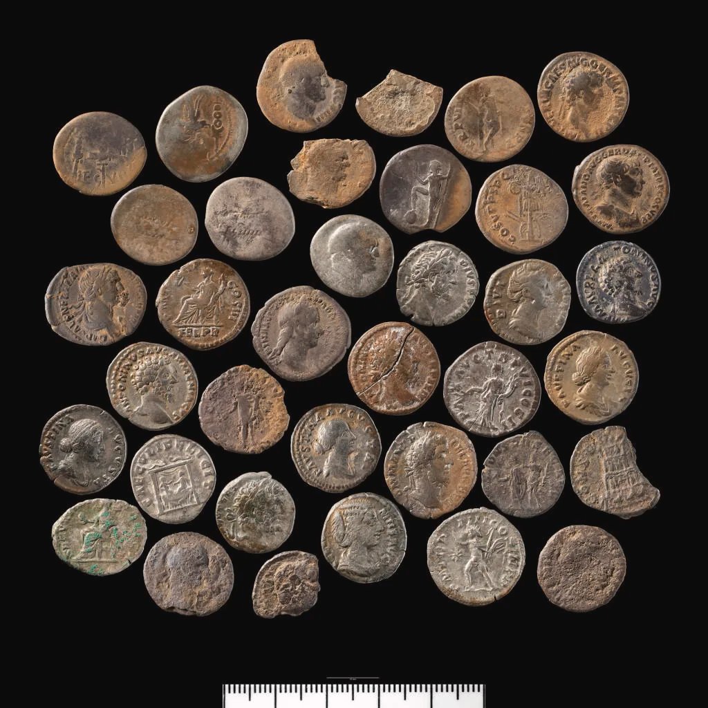 #CaesarArchaeoNews 18 October 2023 Welsh #AmgueddfaCymruMuseum said 2 coins hoards found in #Conwy are really #AncientRomanTreasure! 1st hoard 2733 silver/copper coins in ceramicVessel 2nd hoard 37 silver coins! Both with coins from 1stBC (32BC) to 215/221/270AD were of soldiers!