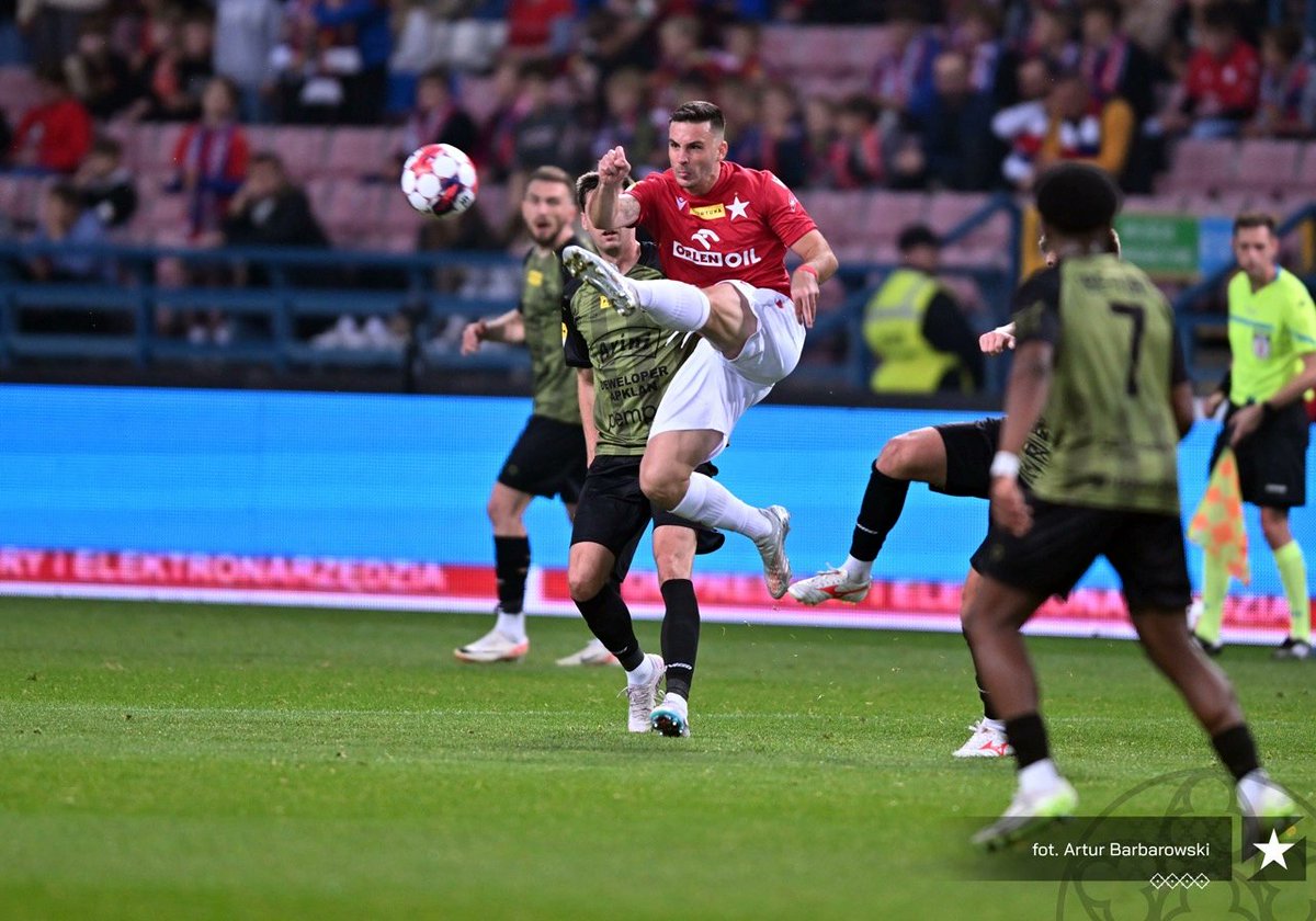 Protagonista de nuevo <a href="/rodadoangel9/">Angel Rodado</a>, la referencia arriba de este Wisła. Con un buen testarazo puso su 9º gol de la temporada y pudo hacer el 10º pero falló un penalti que se le fue al palo. Pese a todo, el mallorquín es el máximo anotador de la categoría
#Fortuna1Liga #WISRES