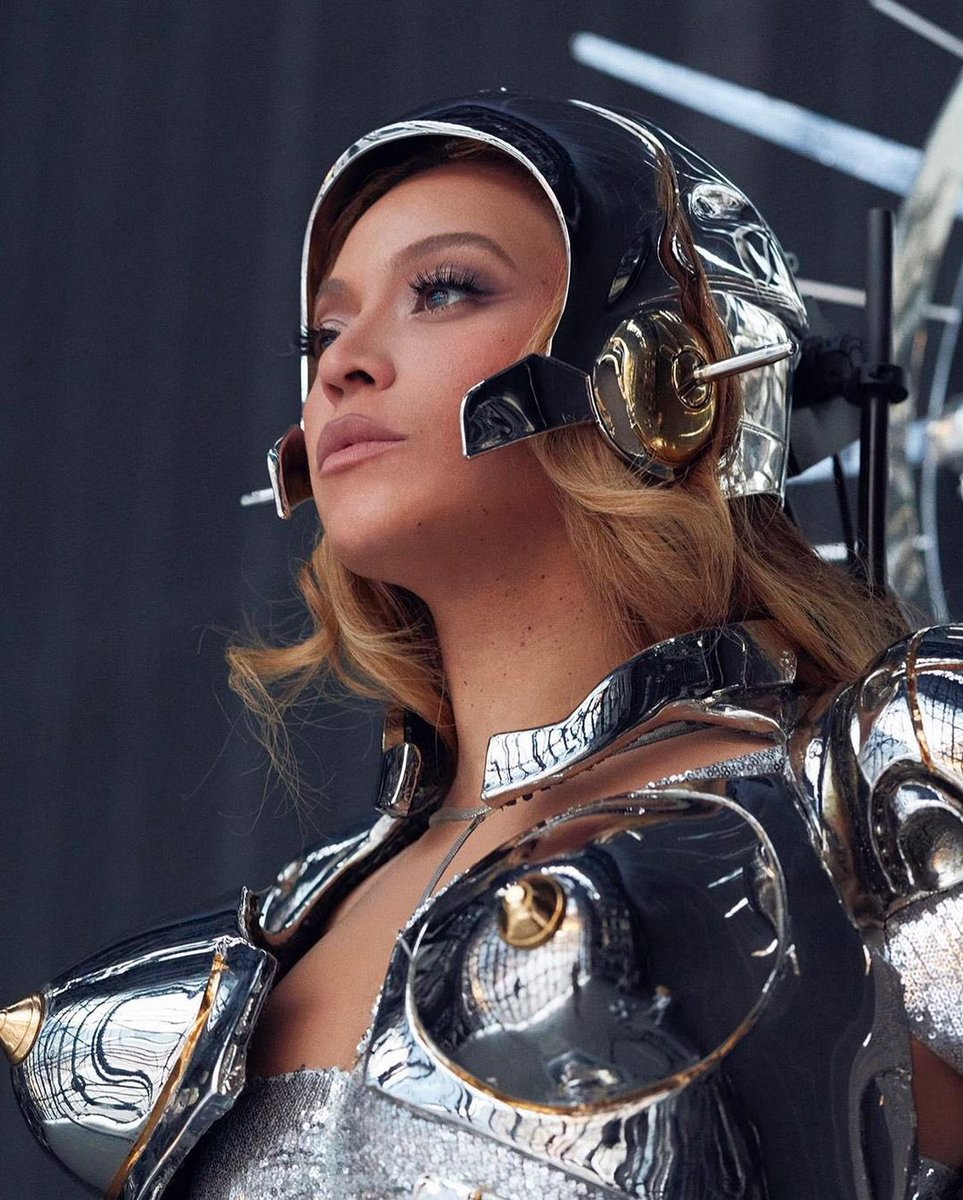 Riicaardoo4's tweet photo. Beyoncé pasó de ser un artista pop, a ser un artista de lujo, y era lo que ella estaba buscando. 

Cualquier cosa que Beyoncé anuncie o venda será una experiencia exclusiva que disfrutaras y compraras bajo sus términos. Ella está en otro liga, donde solo ella habita. Y explicó… https://t.co/3lJw5e1RH6