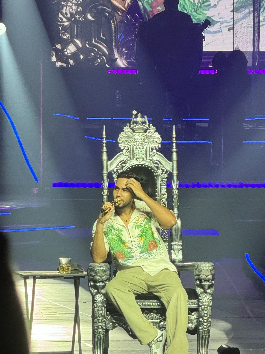 wendy_huescam's tweet photo. ¡La más feliz! 👑
#edinburg #volumen3 #romeosantos #BertOgdenArena https://t.co/xAH02SAsTK