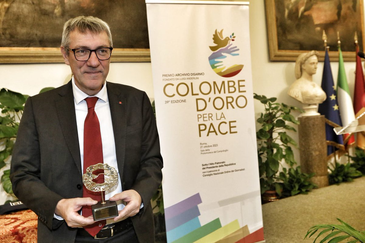 cgilnazionale's tweet photo. Il segretario generale della #Cgil, #MaurizioLandini, in occasione della 39^ edizione del Premio archivio e disarmo 'Colombe d'oro per la pace' riceve la Colomba d'oro internazionale https://t.co/7ZgkWtj5m3