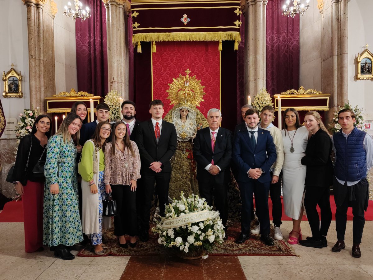 cautivotrinidad's tweet photo. #DiarioTrinitario - En la tarde del 21 de octubre, los jóvenes de la hermandad han realizado una ofrenda floral a María Santísima de la Trinidad en el XXIII aniversario de su coronación canónica. #CofradíasMLG. https://t.co/JqT4yQ6mRS