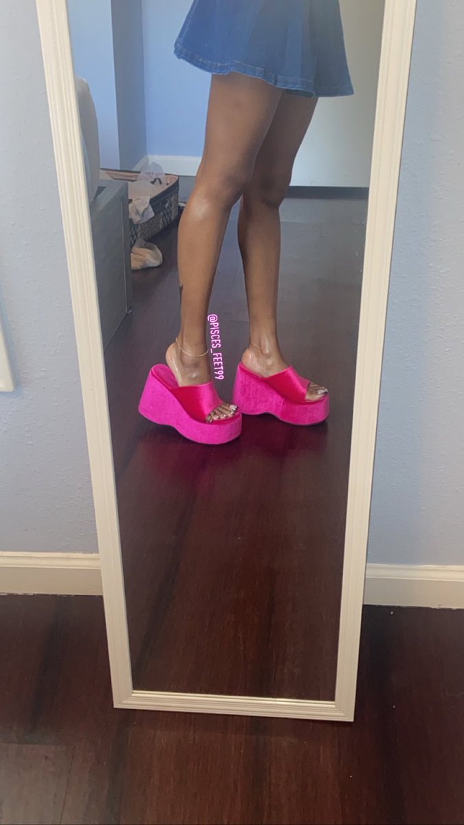pisces_feet99's tweet photo. I really like these shoes https://t.co/S6ePCYikV2