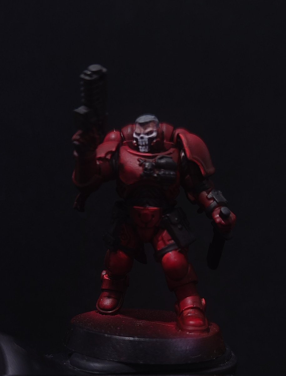 Reiver saliendo de la oscuridad. Esta WIP y tiene muchos fallos, pero me está molando mucho el proceso #paintingwarhammer
