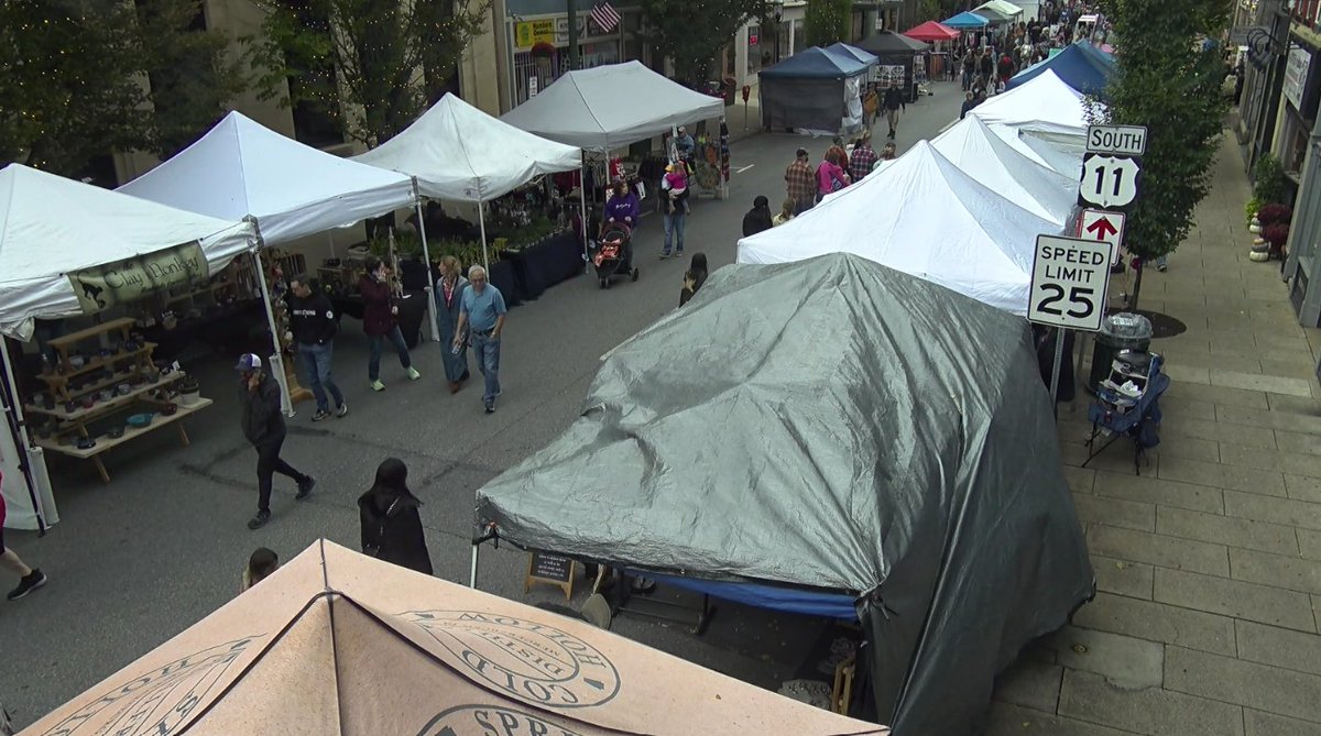 JeffStonehill's tweet image. So much activity today at #Chambersburg #AppleFest. Why is your business not in Downtown #Chambersburg? Opportunity to participate in one of the most dynamic communities in Central PA are available. Join us in time for the next event. 
@DowntownCburg