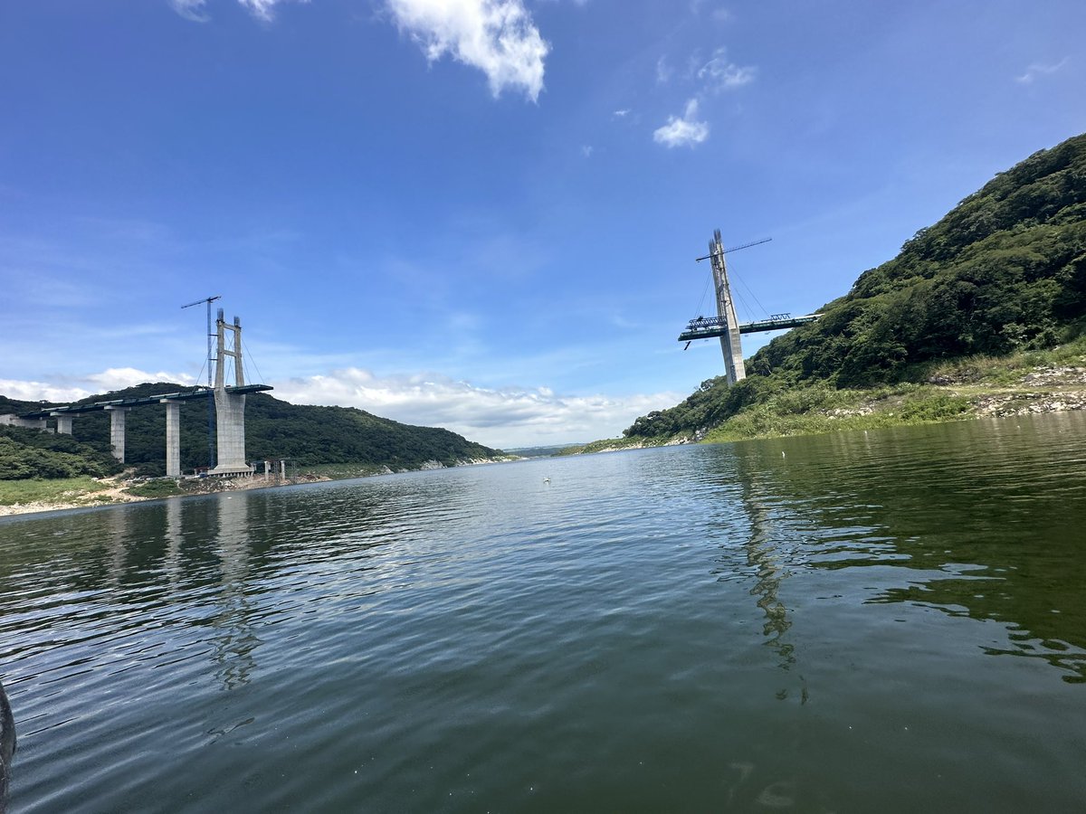 SalvaFdezAyala's tweet photo. Avanzando en la construcción del Puente “La Concordia” de 700 m de longitud. Otra gran obra de @SICTmx que dará conectividad e impulsará la economía de la región de la frailesca en #Chiapas. #ConstruirEngrandece. 👷‍♂️🚜 https://t.co/mNSFsibgDO