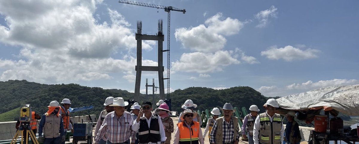 SalvaFdezAyala's tweet photo. Avanzando en la construcción del Puente “La Concordia” de 700 m de longitud. Otra gran obra de @SICTmx que dará conectividad e impulsará la economía de la región de la frailesca en #Chiapas. #ConstruirEngrandece. 👷‍♂️🚜 https://t.co/mNSFsibgDO