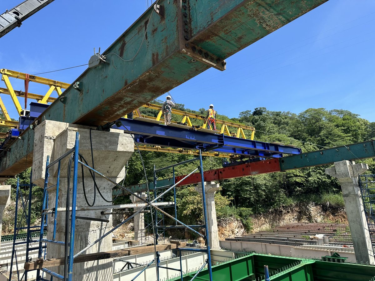 SalvaFdezAyala's tweet photo. Avanzando en la construcción del Puente “La Concordia” de 700 m de longitud. Otra gran obra de @SICTmx que dará conectividad e impulsará la economía de la región de la frailesca en #Chiapas. #ConstruirEngrandece. 👷‍♂️🚜 https://t.co/mNSFsibgDO