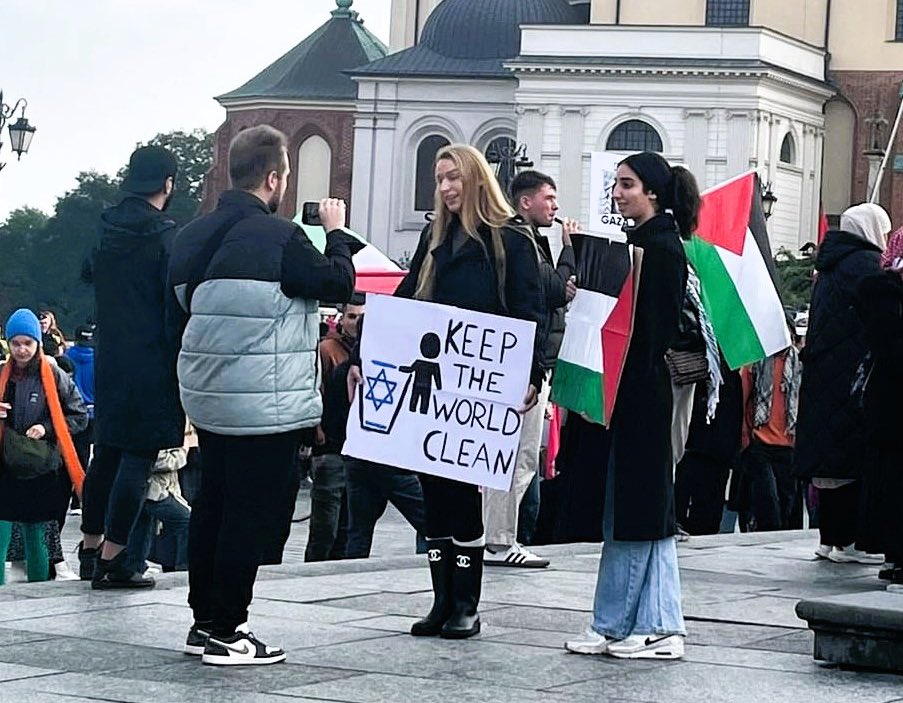 Here is another angle of Marie Andersen holding her banner and seemingly being interviewed. 

The fact that none of the organisers asked her to leave, or that none of the protesters seemed to challenge her on her sign, says a lot about the protest itself.