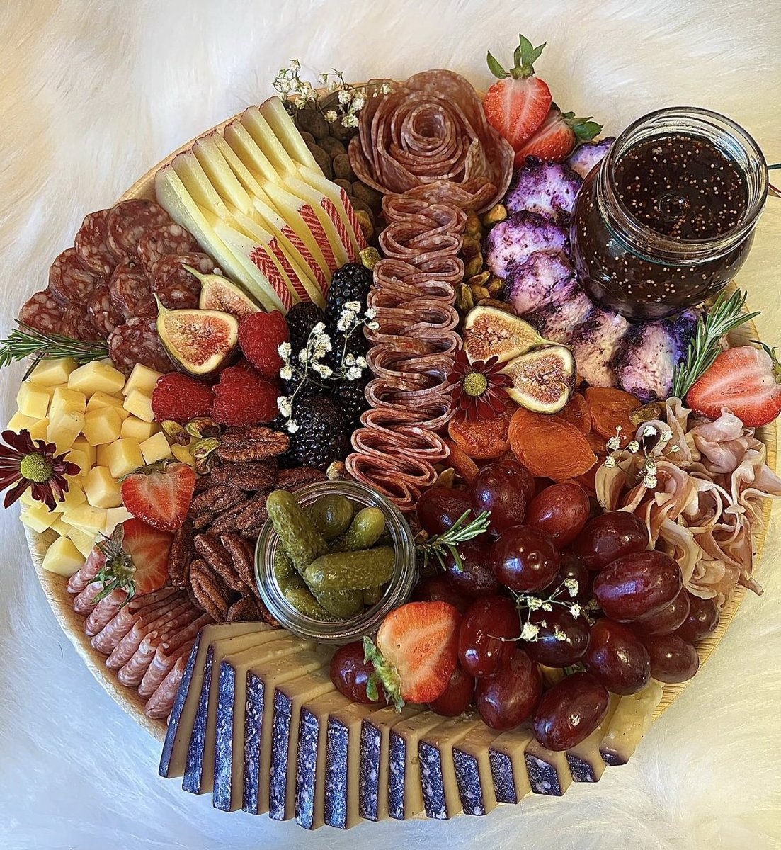 What a beautiful day for a charcuterie board! 😍 But let's face it... everyday is. 😆

📷: @honeyandslice