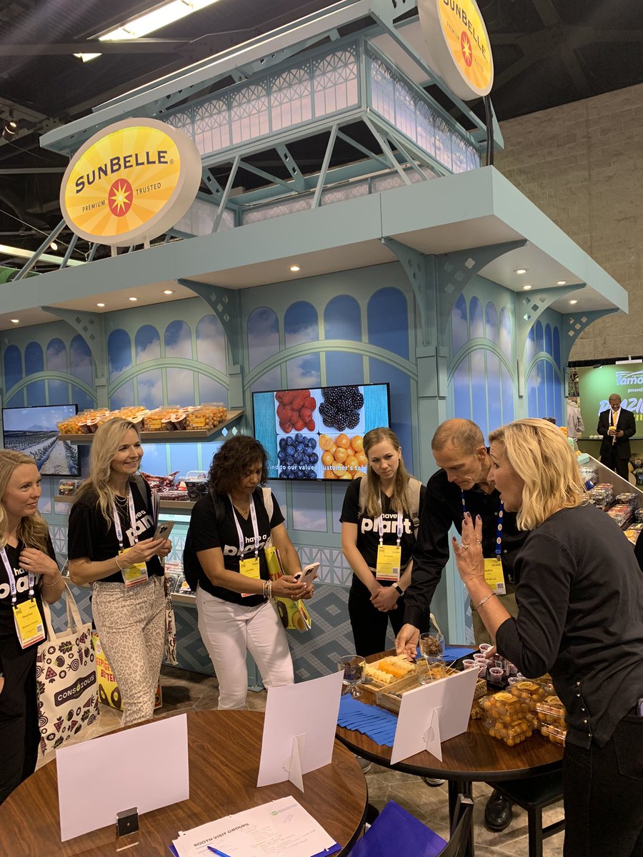 Fruits_Veggies's tweet photo. Yesterday was an action packed day on the #GPFS2023 expo floor. Our retail RD VIPs had fantastic booth visits w event partners &amp; got to experience all of the innovation &amp; plant-iful produce the expo had to offer. #haveaplant https://t.co/dMrsxTbwOj