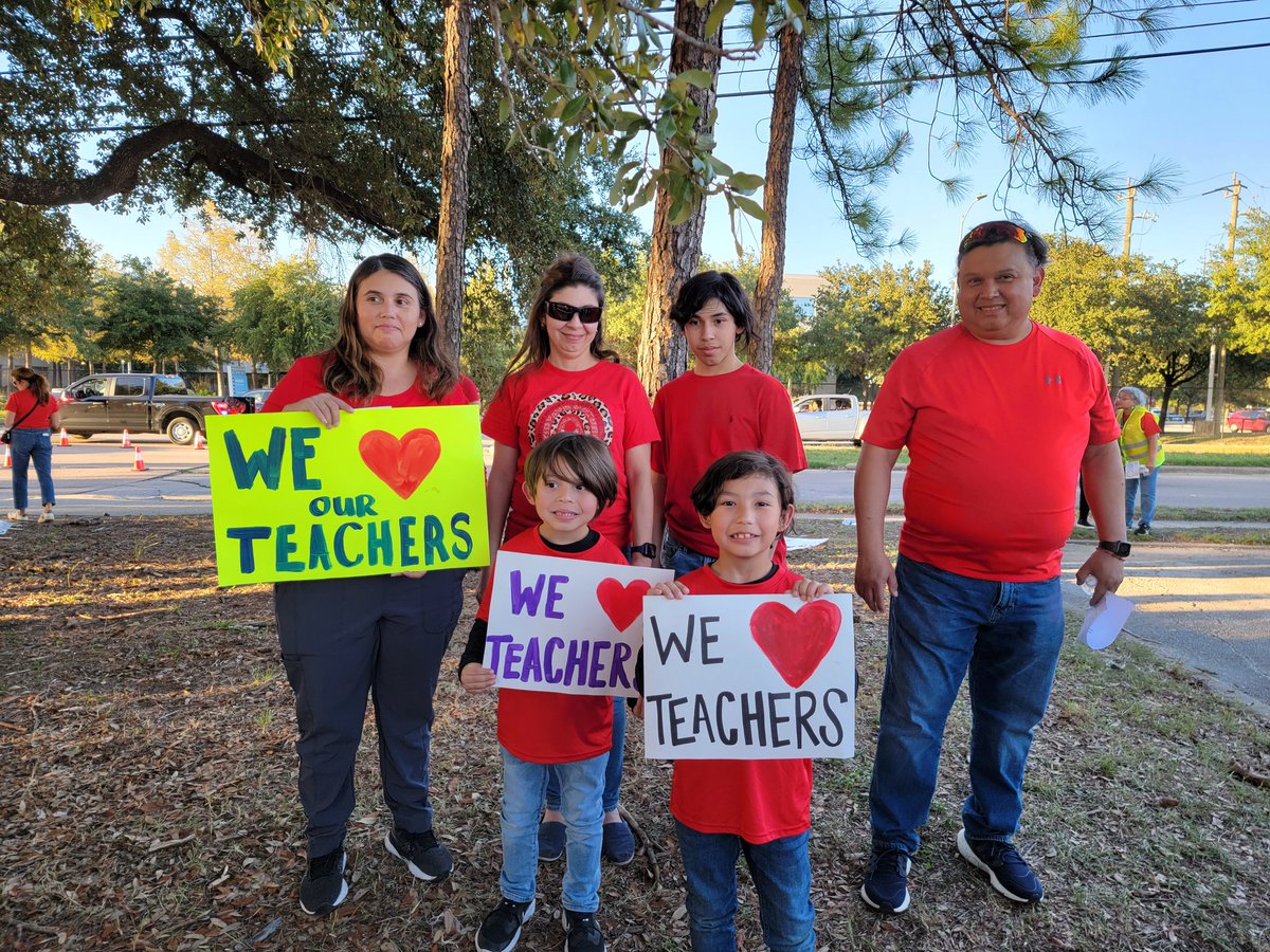 NHFT933's tweet photo. We joined @HFT2415 last night in the fight to protect their public schools during the horrible state takeover by right wing privatizers. A beautiful show of solidarity with @AFTunion union members.
#UnionYes #ProtectPublicEducation #RealSolutionsForKids #SchoolLibrariesForAll https://t.co/T0XvbDYg1p