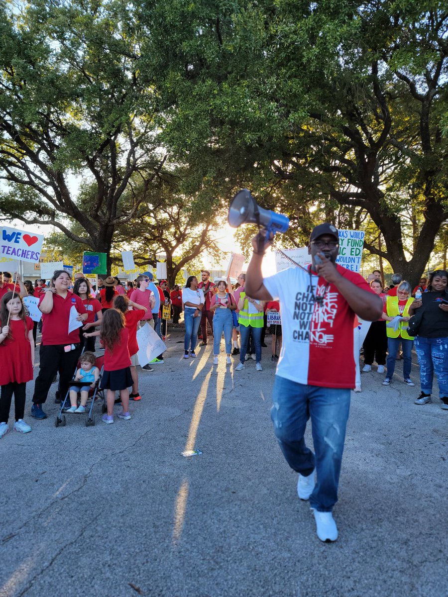 NHFT933's tweet photo. We joined @HFT2415 last night in the fight to protect their public schools during the horrible state takeover by right wing privatizers. A beautiful show of solidarity with @AFTunion union members.
#UnionYes #ProtectPublicEducation #RealSolutionsForKids #SchoolLibrariesForAll https://t.co/T0XvbDYg1p
