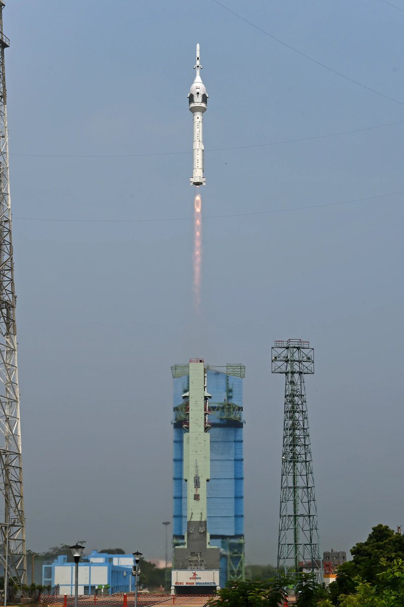 Indrani1_Roy's tweet photo. A first at Sriharikota?
A rocket lifts off without a large visible plume from solid motors.
Looking forward to NGLV. https://t.co/qvqiITpBUv