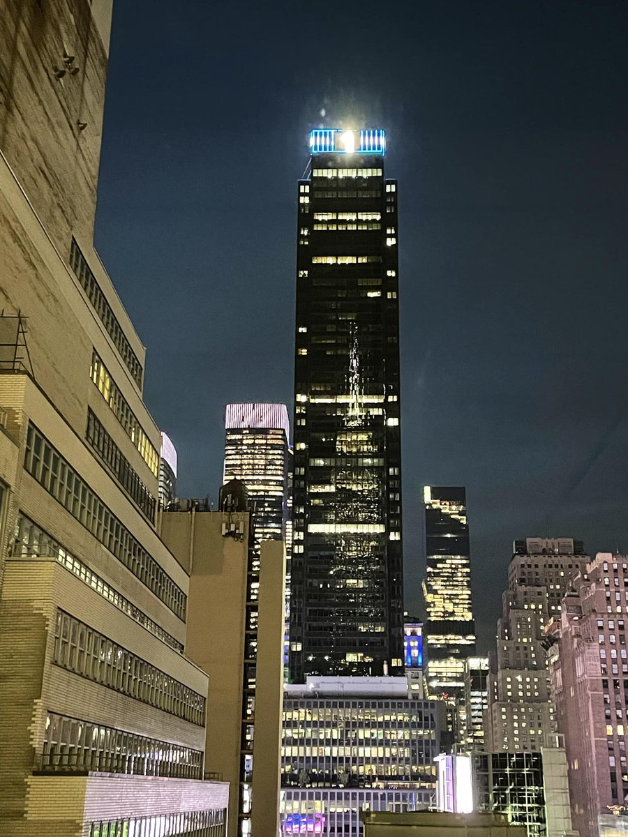 Nik_Insight's tweet photo. The ‘1 Penn Plaza Building’ stands as a beacon amidst the city’s shadows, with the captivating reflection of the majestic ‘Empire State Building’ which graces the opposite side of the cityscape.
#1pennplaza #empirestatebuilding #newyorkcity #manhattan https://t.co/Pw8YCcDhd0
