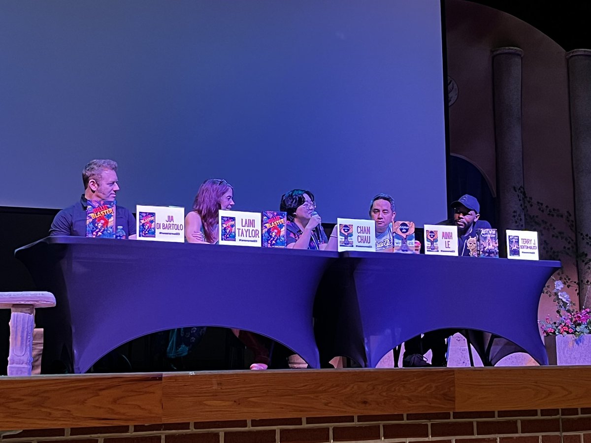 jeremyrayross's tweet photo. Wonderful panel of authors and illustrators Jim Di Bartolo, Laini Taylor, Minh Le, Chan Chau and Terry Benton- Walker share their stories and experiences at @tweensread #tweensread23 @BlueWillowBooks
@bottomshelfbks @jimdibartolo @lainitaylor @aluhnim @tjbentonwalker https://t.co/OPPGHjEKku