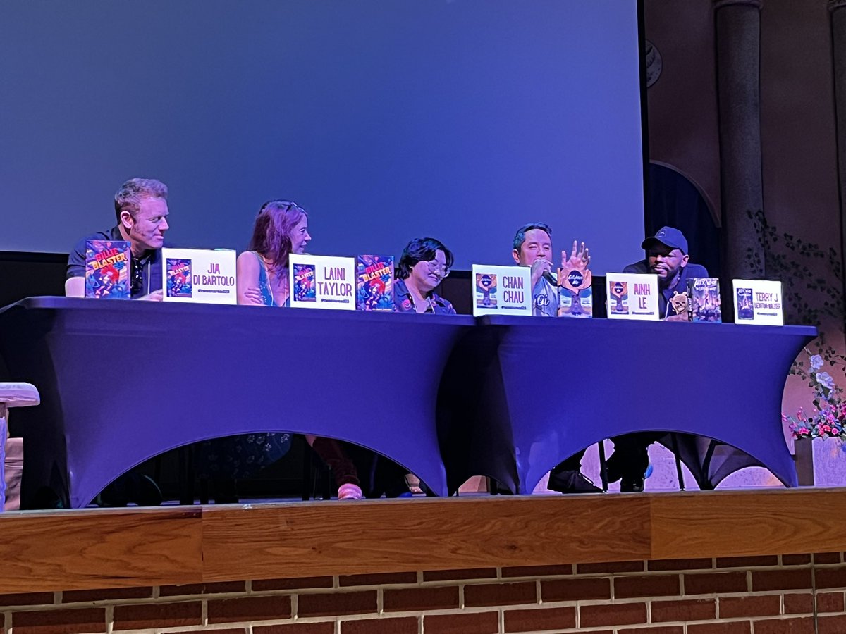 jeremyrayross's tweet photo. Wonderful panel of authors and illustrators Jim Di Bartolo, Laini Taylor, Minh Le, Chan Chau and Terry Benton- Walker share their stories and experiences at @tweensread #tweensread23 @BlueWillowBooks
@bottomshelfbks @jimdibartolo @lainitaylor @aluhnim @tjbentonwalker https://t.co/OPPGHjEKku