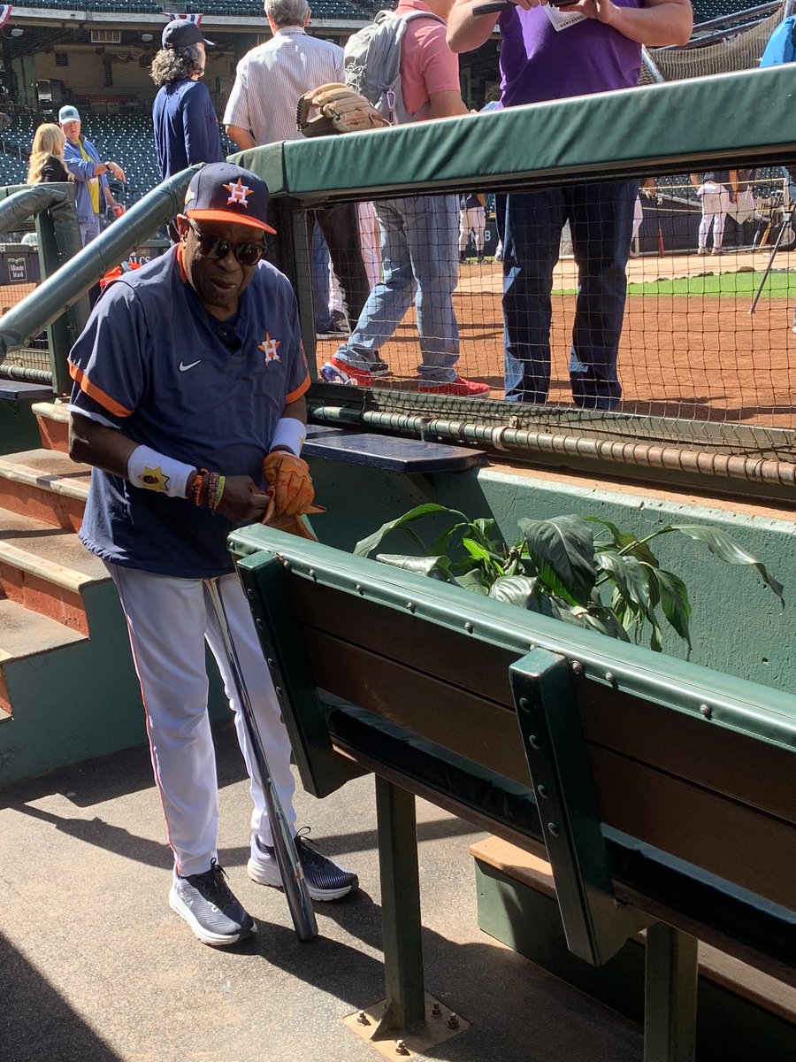 danielle_lerner's tweet photo. Dusty brought this plant out from his office. “It needs some sun” https://t.co/1bcIE7q1vF