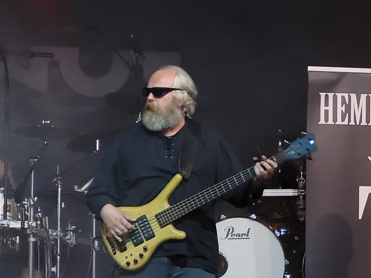 HendelThomas's tweet photo. Heute spielt #hemesath im #waschhaus in #Potsdam . Offenbar mit Karl Marx am Bass 😆 https://t.co/VqTSrAjTpI