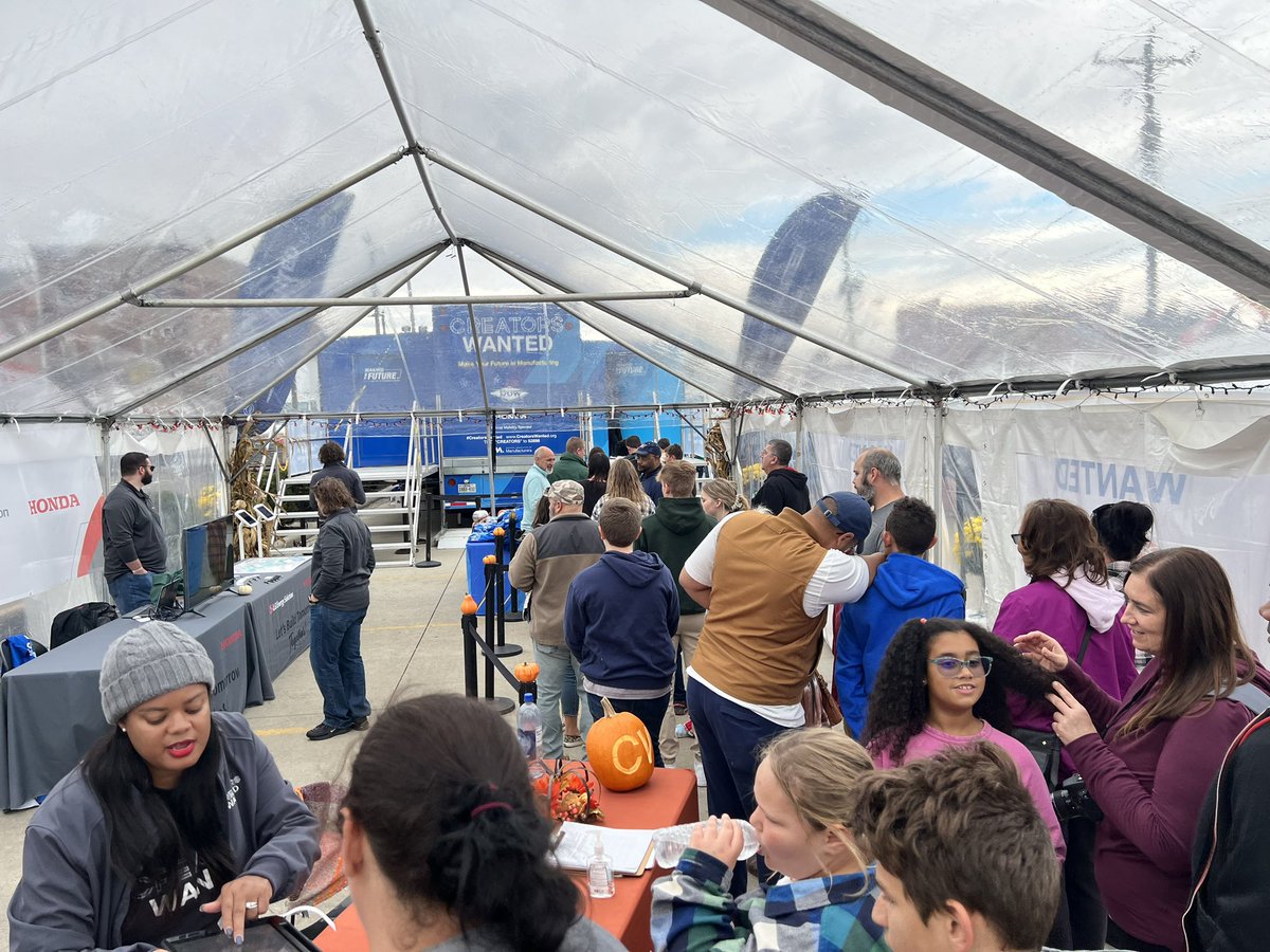 CKefalas's tweet image. This is what we’re all about. Lines of people excited to learn more about modern manufacturing. #CreatorsWanted