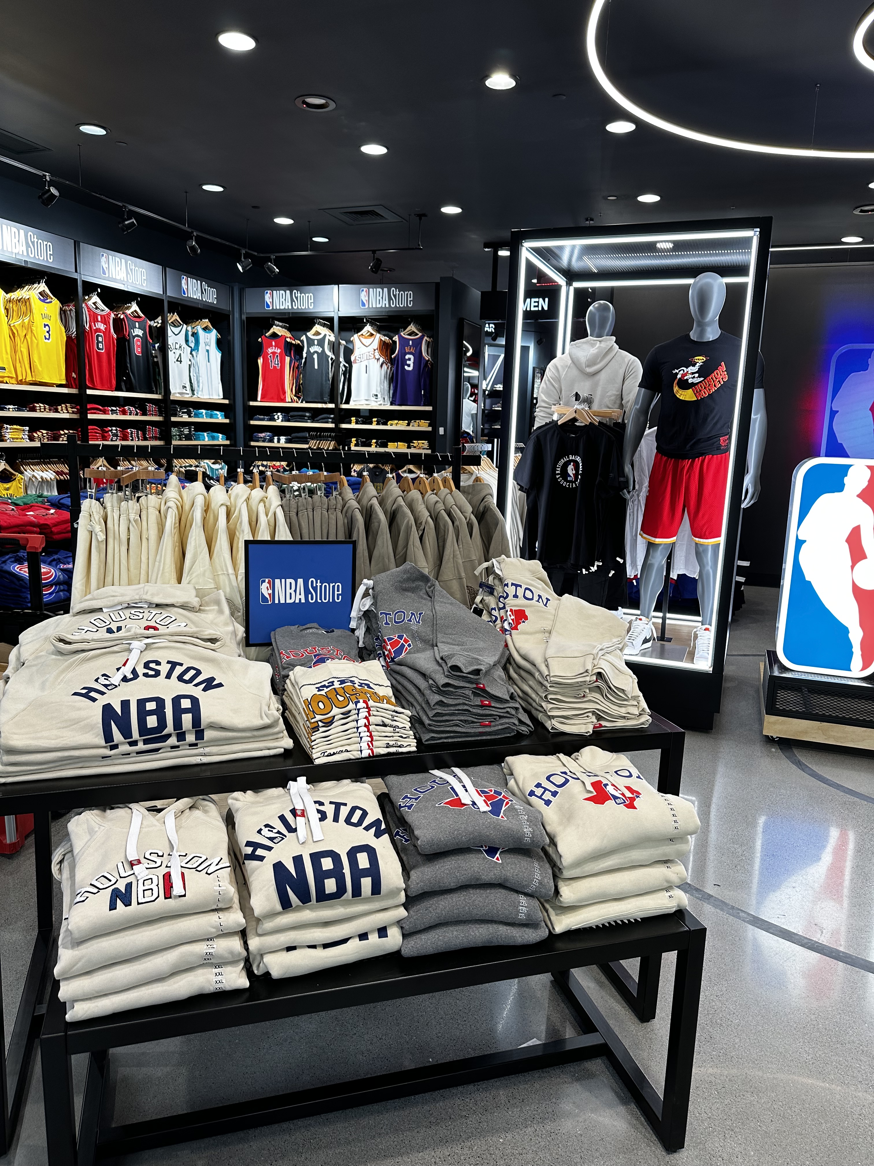 WHAT'S IT LIKE IN THE NBA STORE NEW YORK, 5TH AVE