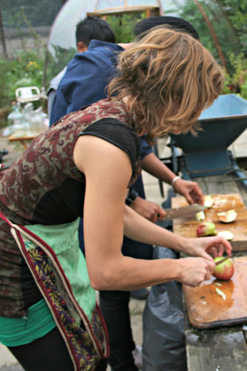 canal_community's tweet photo. Happy #AppleDay some pics from the archives of our local community apple pressing with apples from the garden the canal bank and scrumping locally around Bethnal Green
๐๐๐ #communitygarden #applepressing https://t.co/BR9wcKwrzT