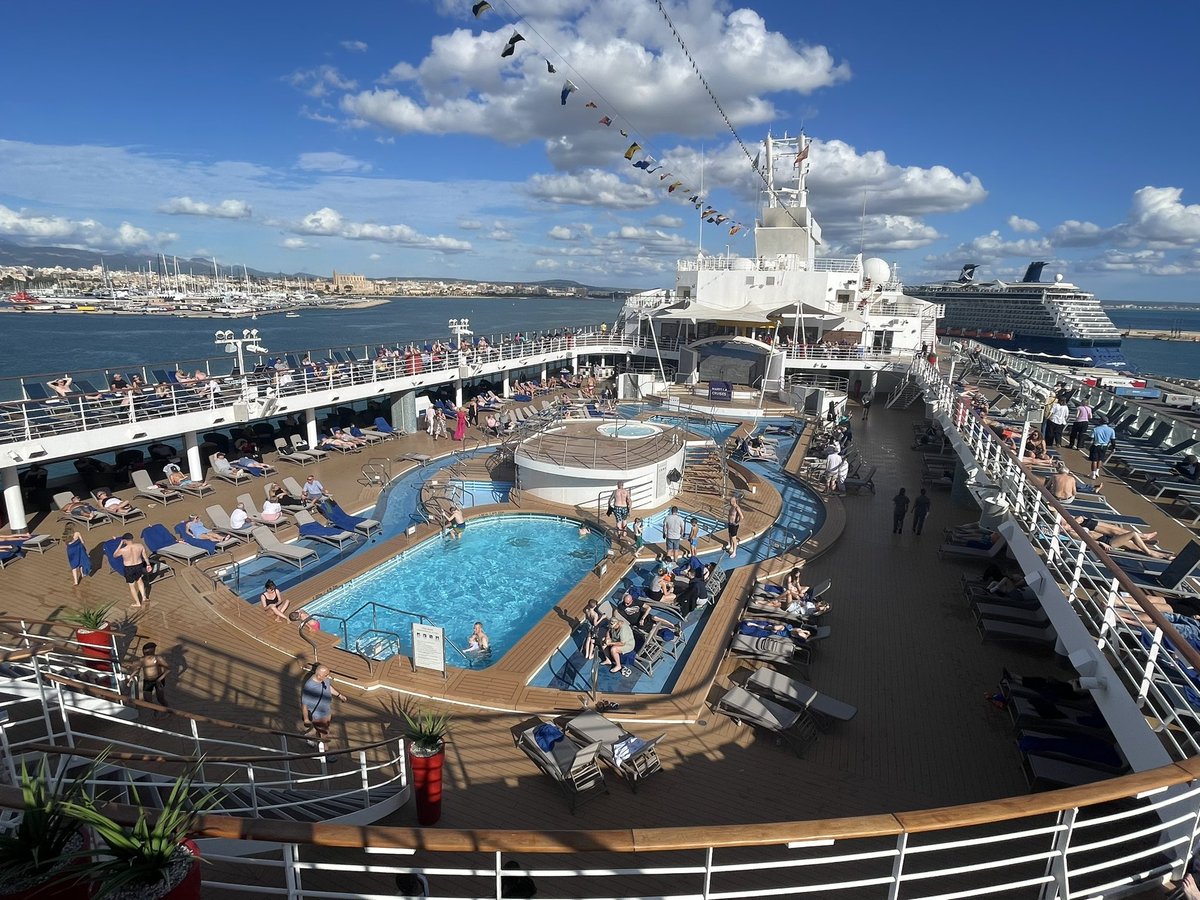 travelblogjamie's tweet image. Welcome to @TUIUK Marella Voyager on a beautiful autumnal day in Palma de Mallorca. So gar so great. Cheers (frosé ahoy). #marella #cruise