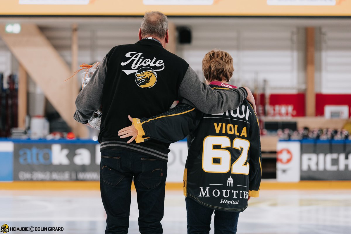 Hockey-Club Ajoie (@hc_ajoie_off) on Twitter photo Hier, lors de la rencontre contre le ZSC, nous avons eu lโimmense honneur de recevoir la Conseillรจre fรฉdรฉrale Viola Amherd (<a href="/Violapamherd/">Viola Amherd</a>). โจ
๐ธ <a href="/colingirard20/">Colin Girard</a> Hier, lors de la rencontre contre le ZSC, nous avons eu lโimmense honneur de recevoir la Conseillรจre fรฉdรฉrale Viola Amherd (<a href="/Violapamherd/">Viola Amherd</a>). โจ
๐ธ <a href="/colingirard20/">Colin Girard</a>